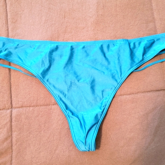 Victoria’s Secret Large V-Strings - Picture 3 of 9